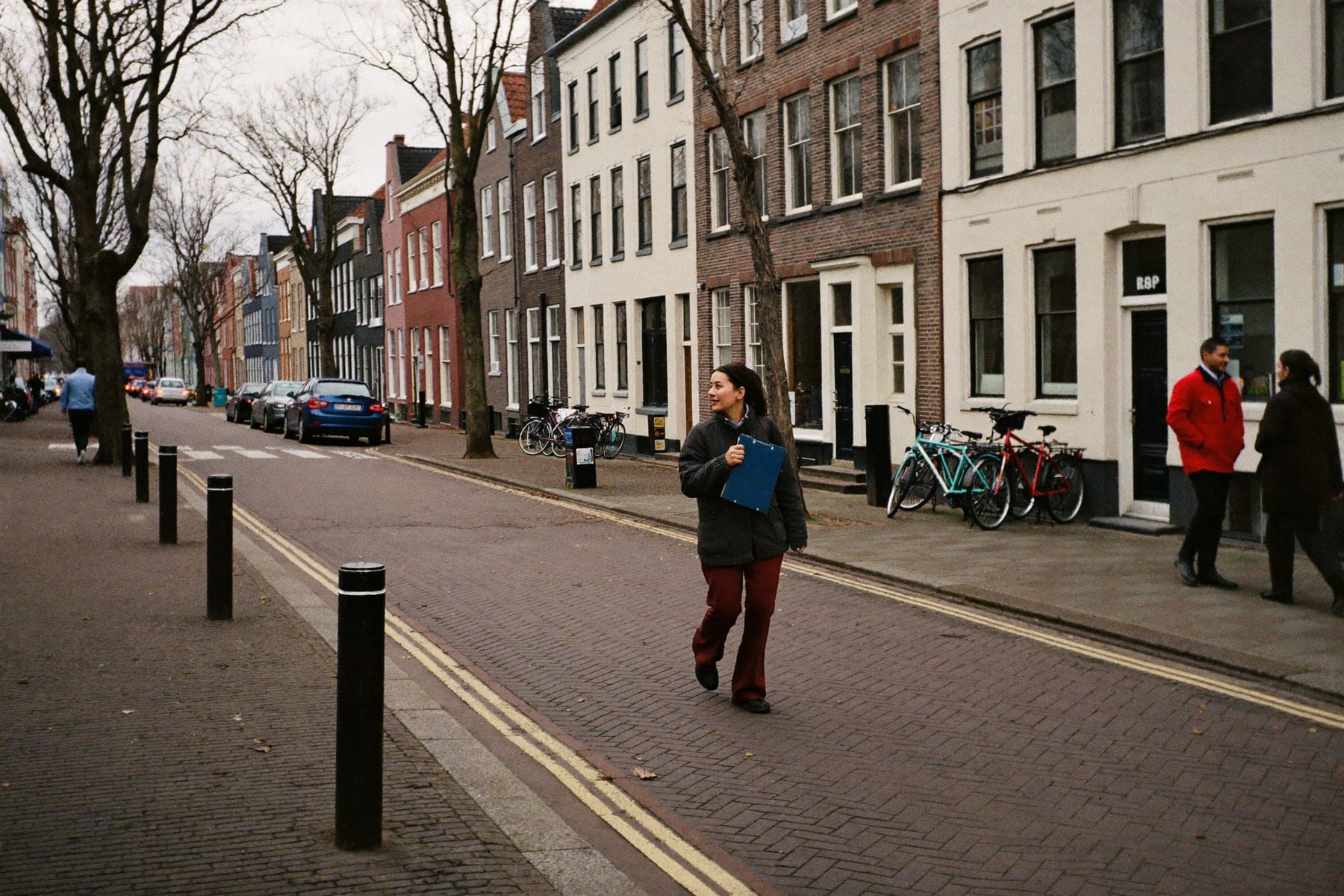 Verkoper aan de deur bij een klant