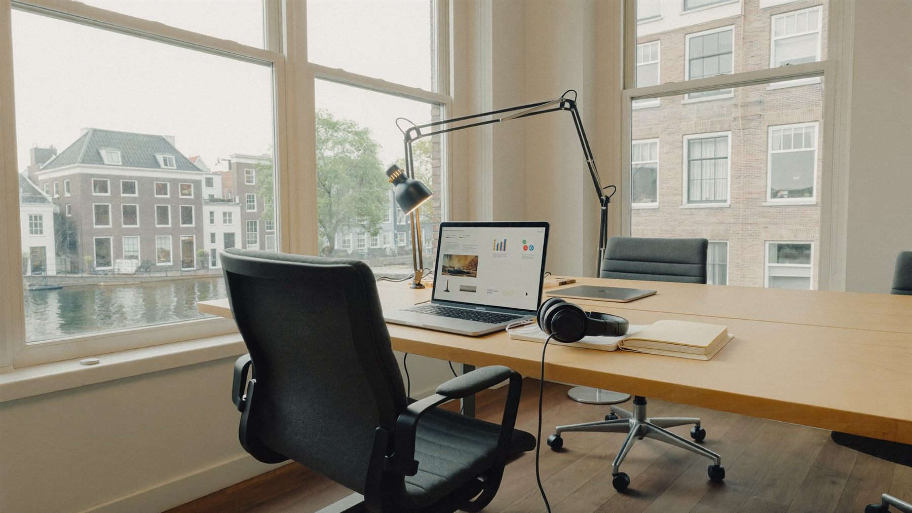 Een lege werkplek bij Rewarders wacht op een nieuwe collega
