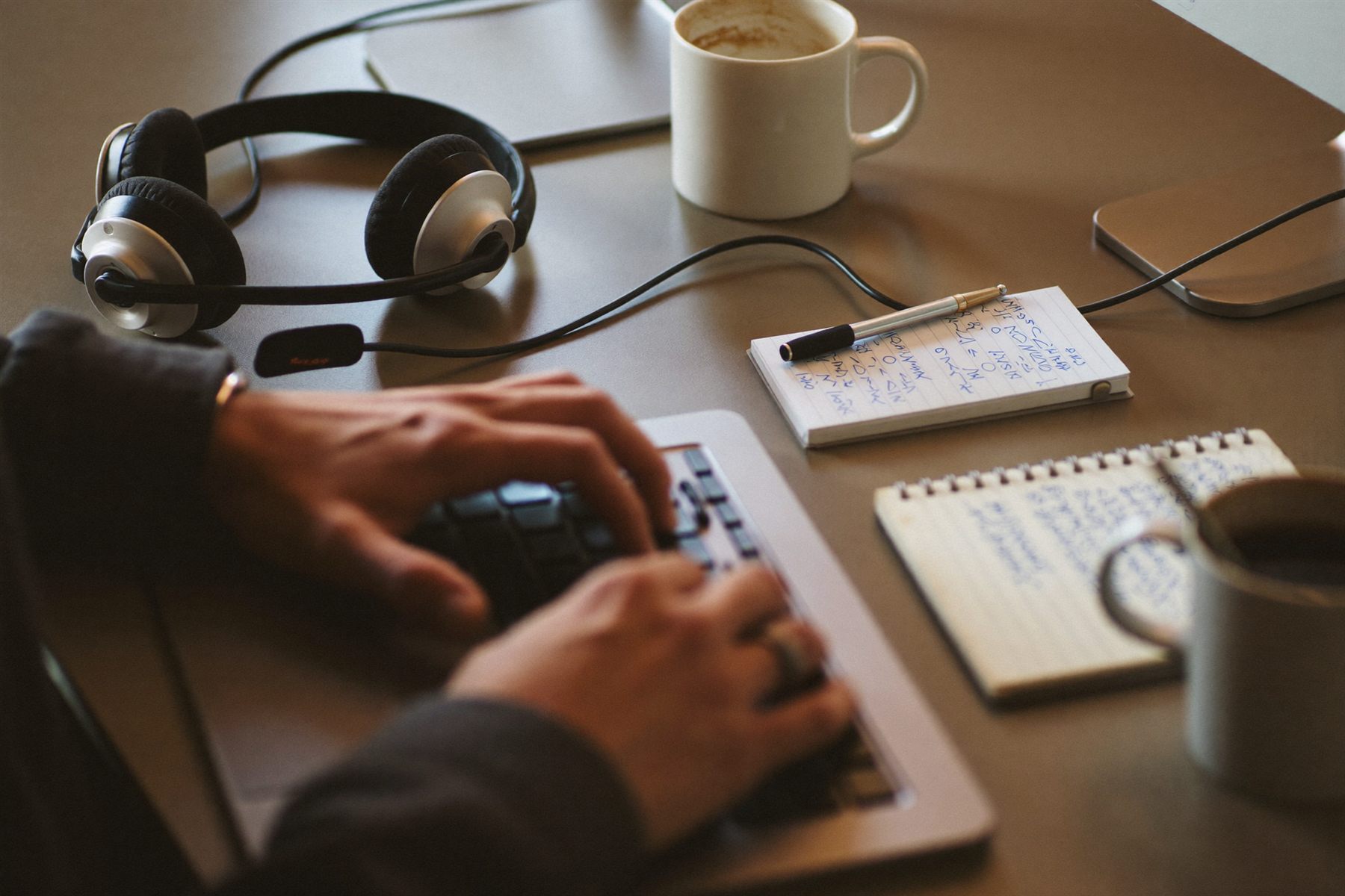 Notities en headset op een callcenterbureau